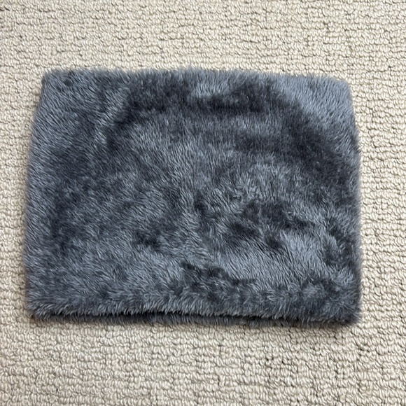 Women’s Faux Fur Neck Warmer - Picture 3 of 3